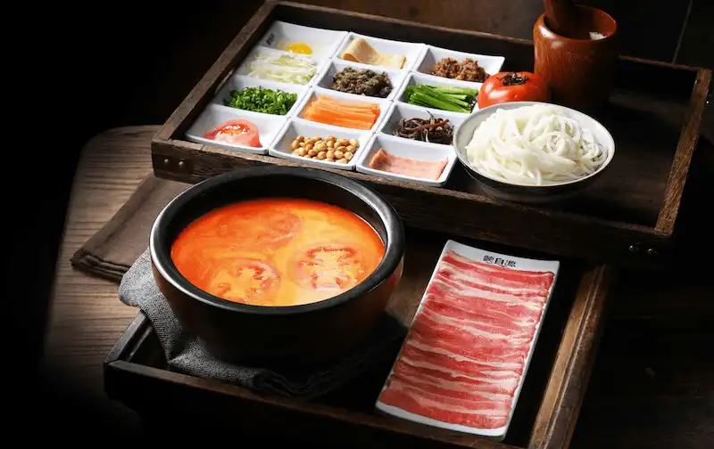 番茄肥牛过桥米线 Beef Slices Rice Noodle with Tomato Soup